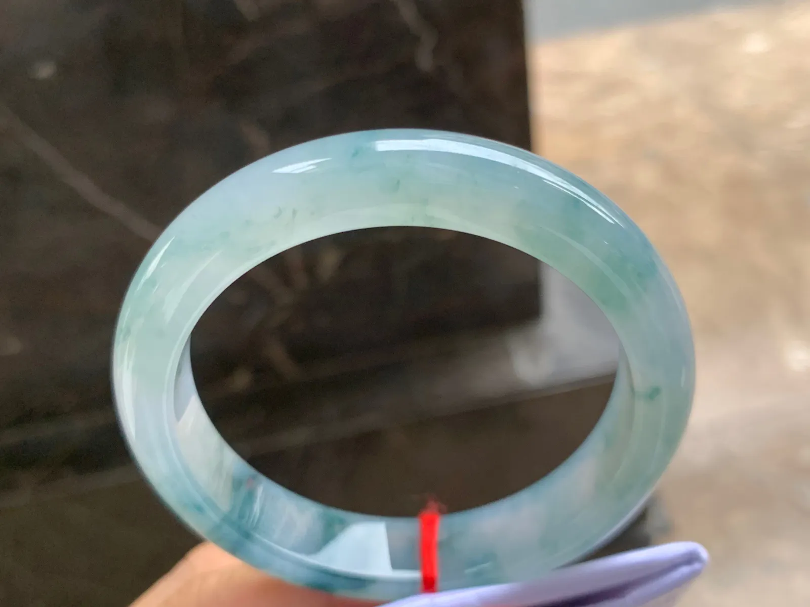 57.5-12.5-8.5mm
冰种飘花手镯 水润冰透 花色漂亮