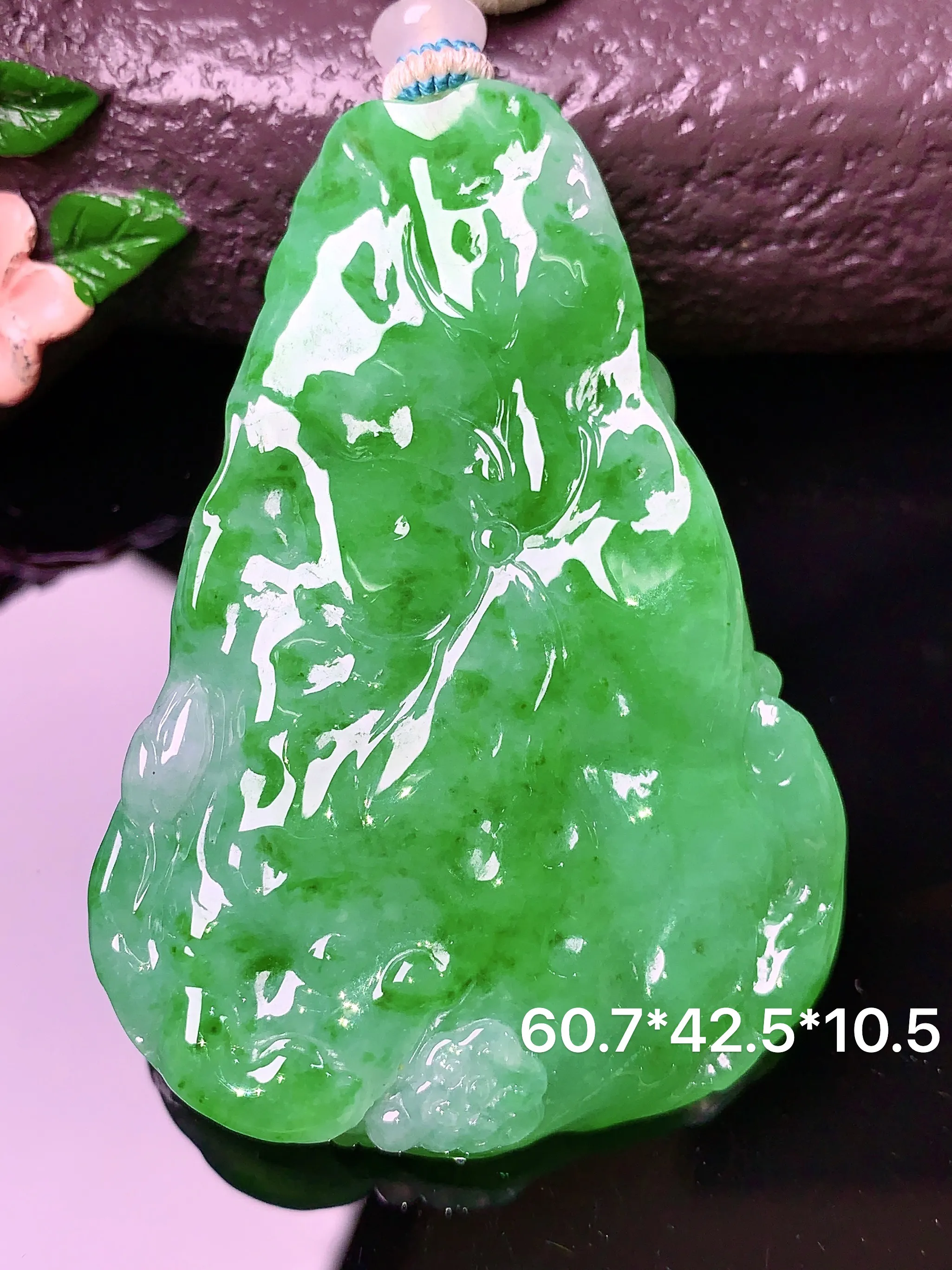 翠绿荷叶牌吊坠 玉质细腻 色泽清新艳丽 整体尺寸60.7*42.5*10.5