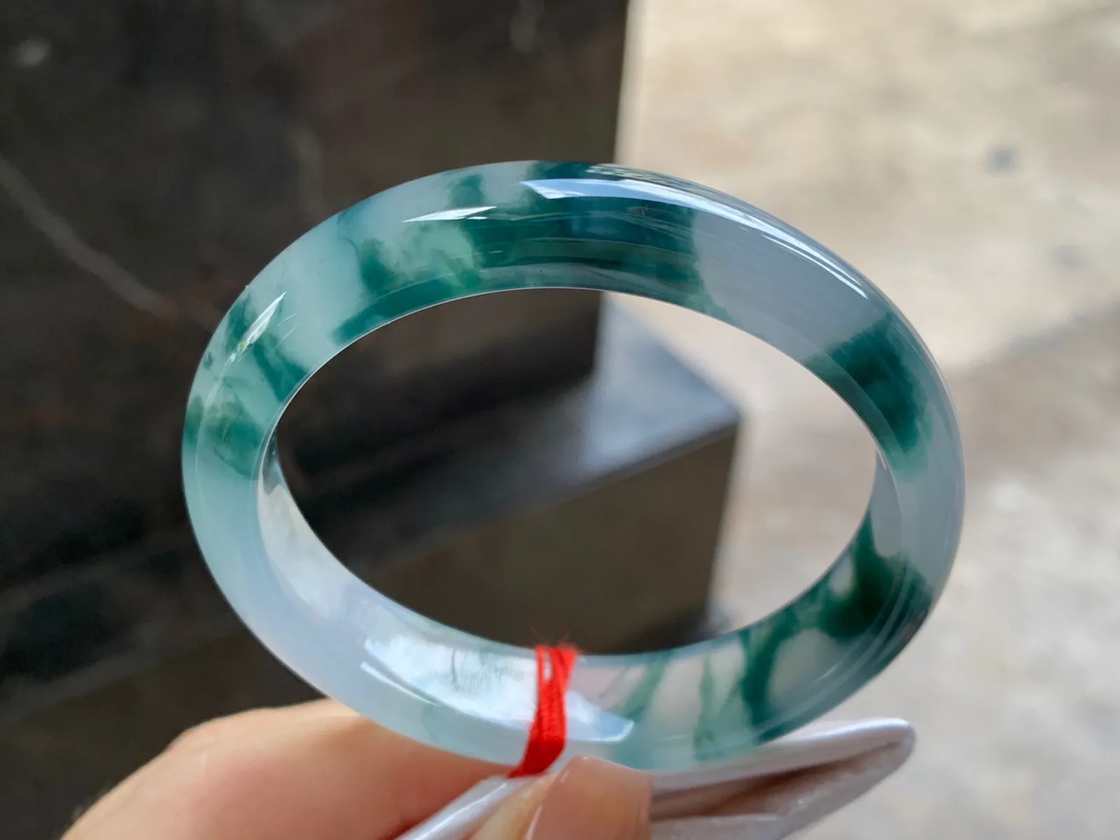 飘花贵妃镯
尺寸：54-12.5-7.3mm
种老肉细～飘花浓郁正圈51 52可以戴 推荐