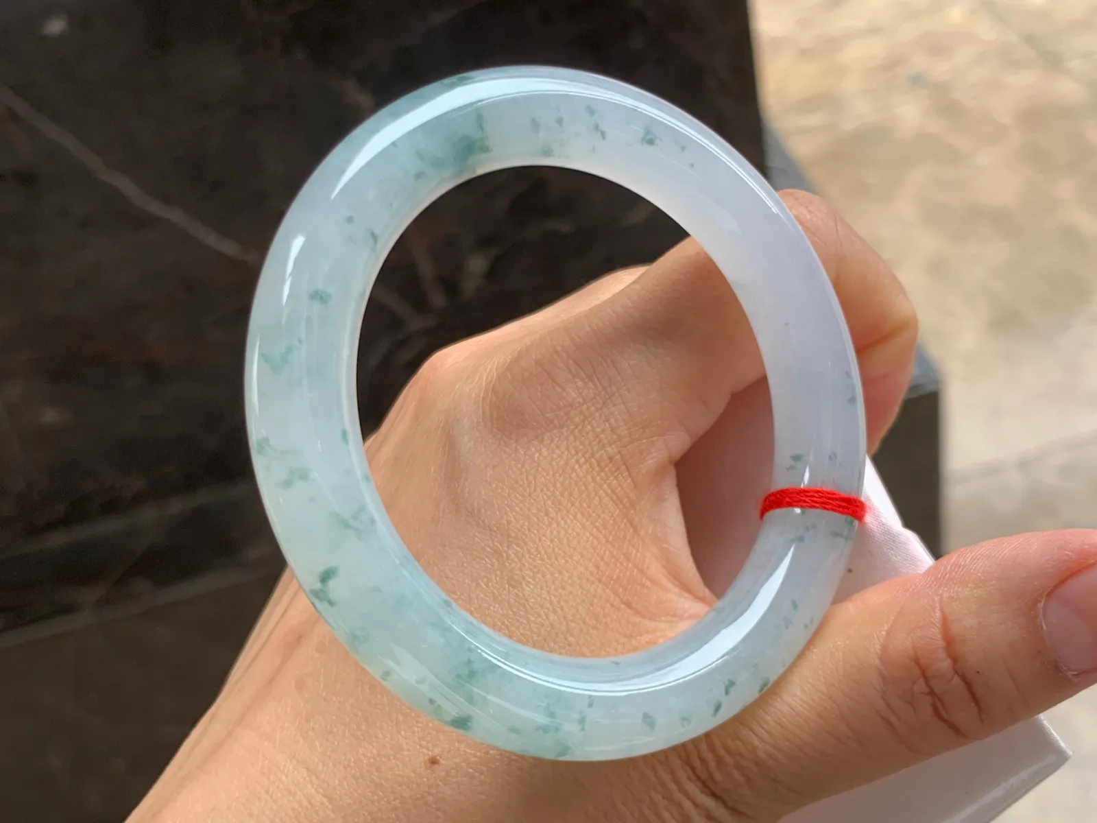 56-10.5mm
冰种飘花圆条手镯 水润冰透 碎花点缀