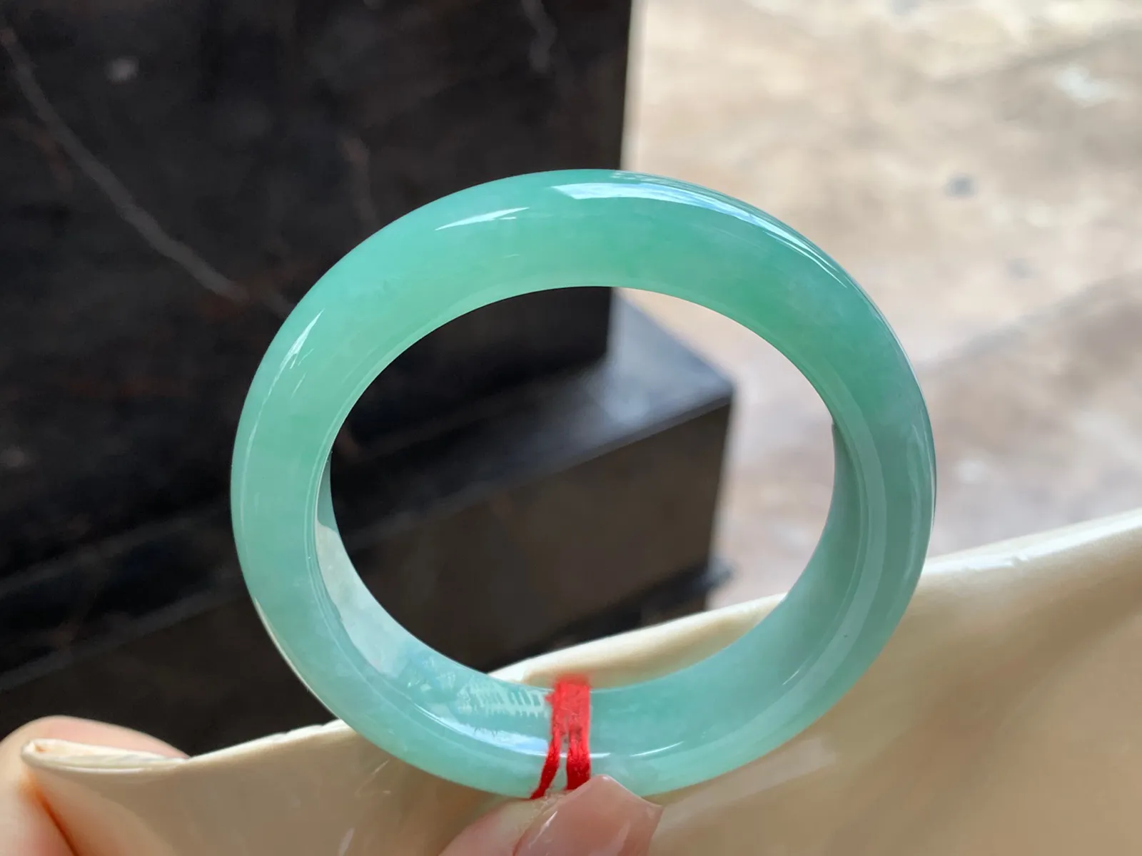 晴绿手镯
尺寸：52.6-13.1-8.9mm
肉质细腻干净～甜甜的料子很漂亮