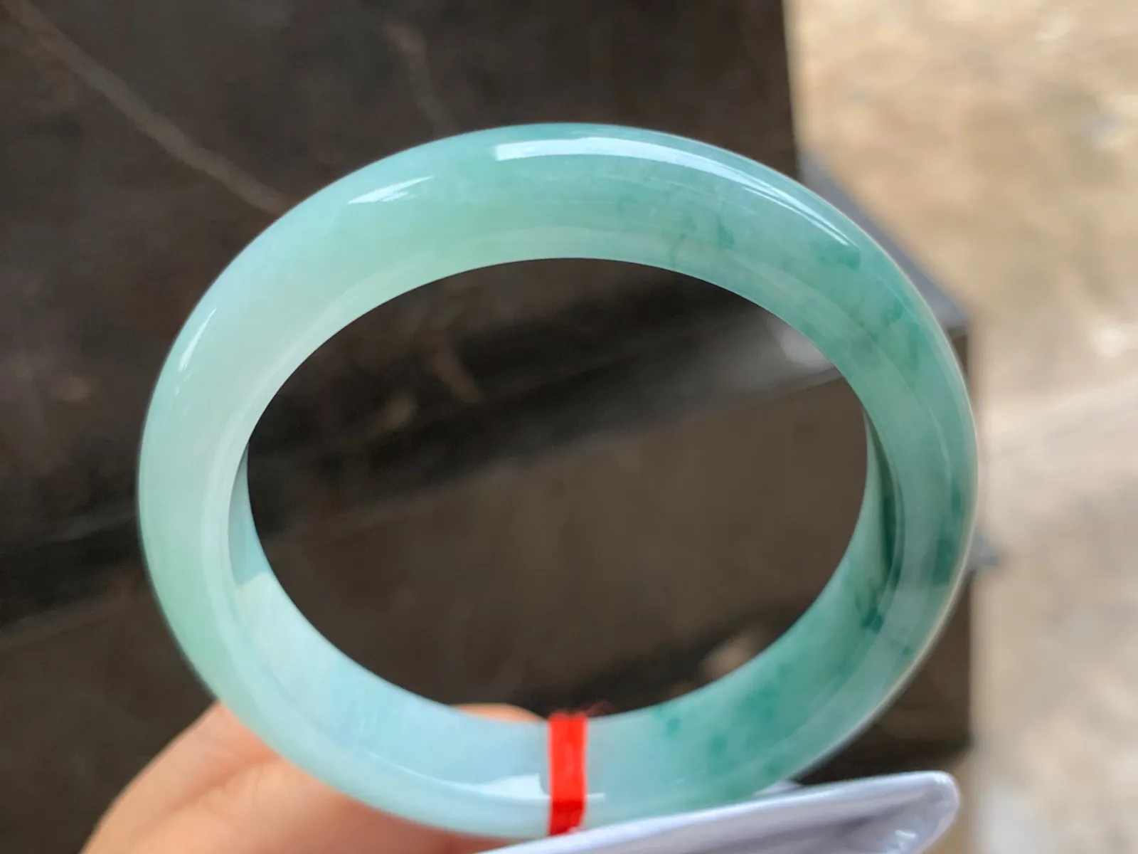 57-12.5-8.5mm
飘花手镯 底子细腻 花色清爽 性价比不错