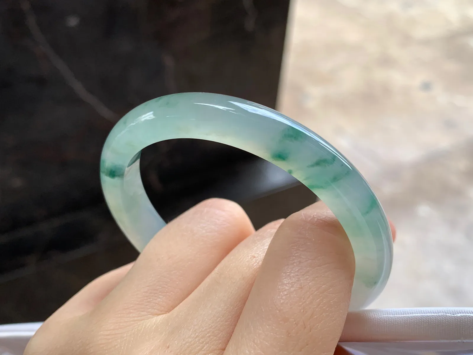 冰飘绿花贵妃镯
尺寸：54-8.9-6.9mm
种老肉细～正圈51 52可以戴