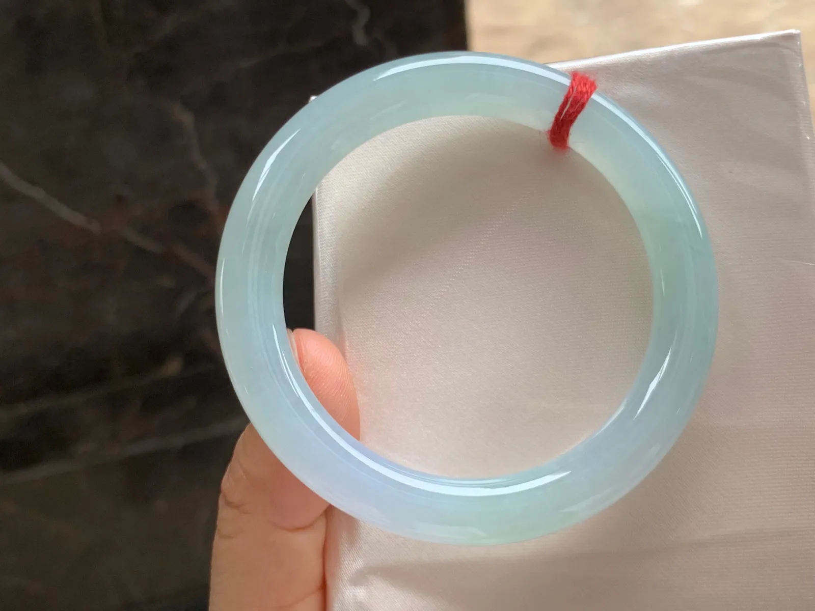 54.5-9.5mm
冰种圆条手镯 带底色 冰透胶润 上手秀美灵动