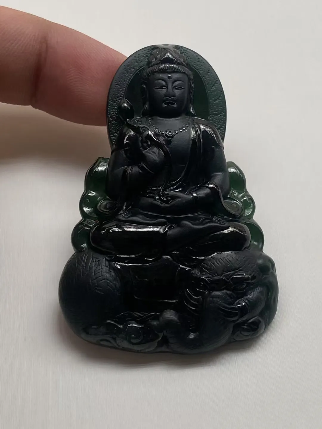 墨翠【普贤菩萨】细腻干净，黑度极黑、性价比高，雕工精湛，打灯透绿.
