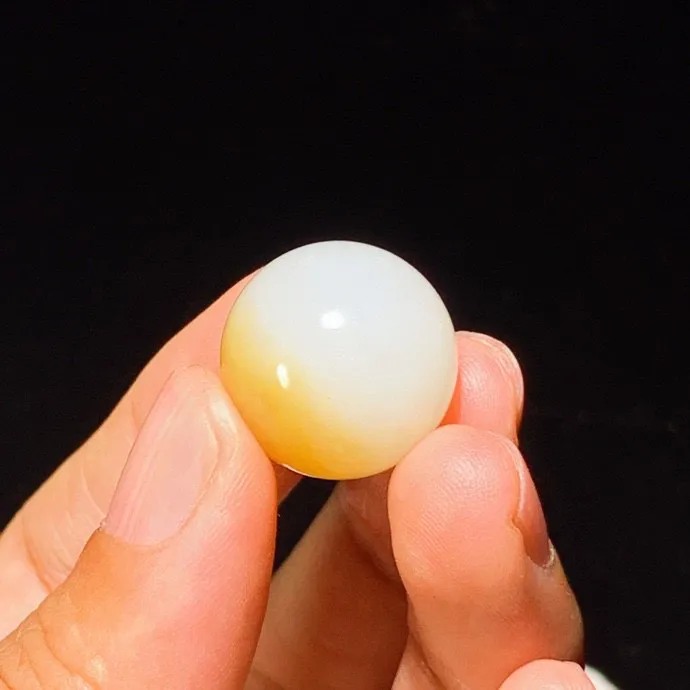 新疆且末糖转运珠挂件。 单颗尺寸18重9克 玉质细腻油润。手推出油。品相大气 lt250509