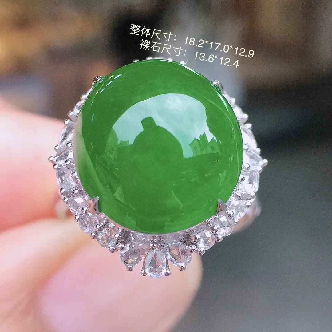 满绿蛋面戒指，色泽均匀浓郁，玉质细腻，荧光感超
强，饱满水润，气质满满。18k
金豪华镶嵌