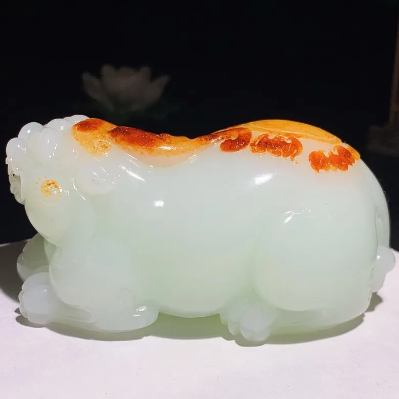 新疆山料羊脂白玉貔貅把件。 尺寸92/45/52重344克 玉质细腻油润。手推出油。品相大气 lt250509