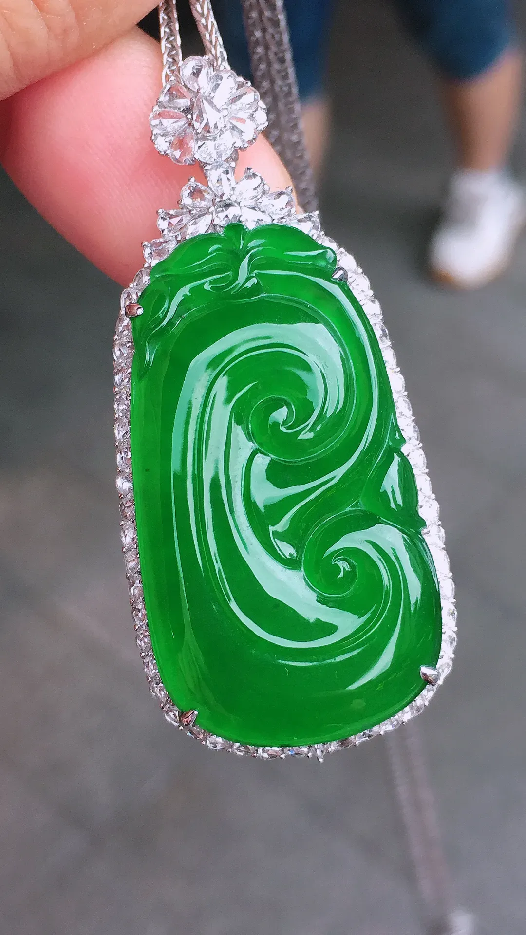 满绿如意吊坠，色泽均匀浓郁，玉质细腻，荧光感超
强，饱满水润，气质满满。18k
金豪华镶嵌