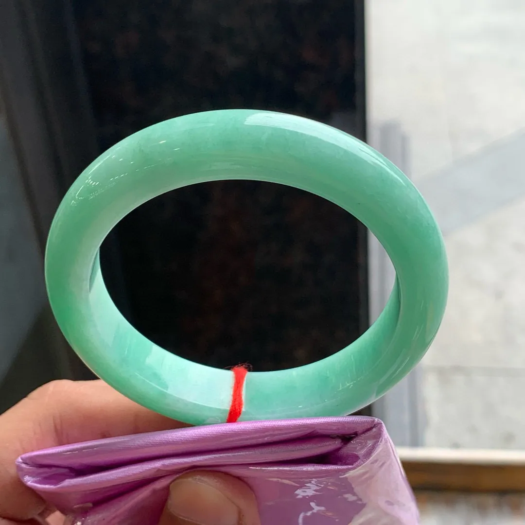 正圈满色阳绿 无瑕 尺寸:58.1/12.6/10 满绿🥰🥰