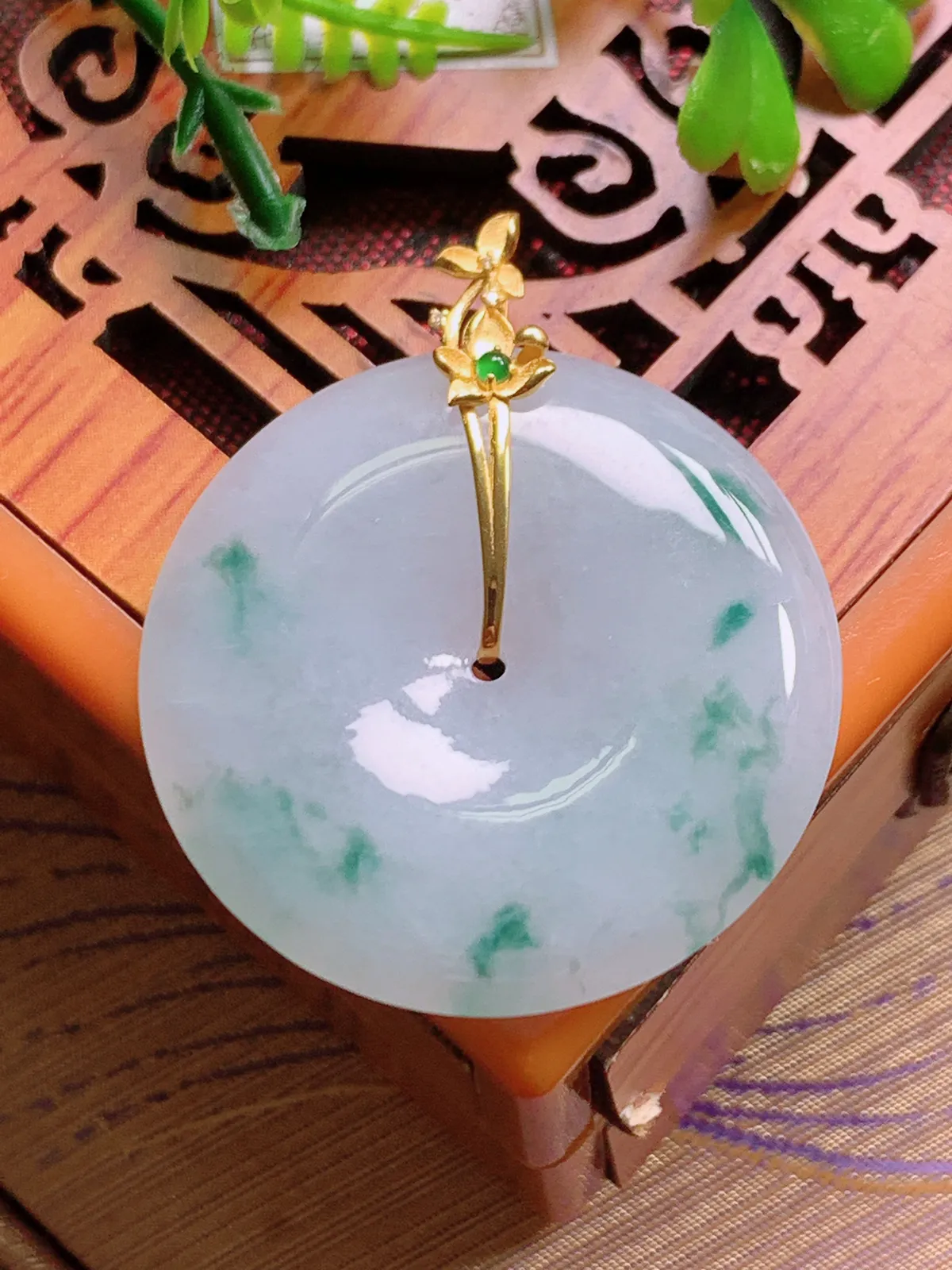 精品推荐，缅甸天然A货翡翠，18K金镶嵌冰种飘花平安扣吊坠，种水好，颜色鲜艳，玉质水润细腻，工艺精湛，佩戴效果更佳。