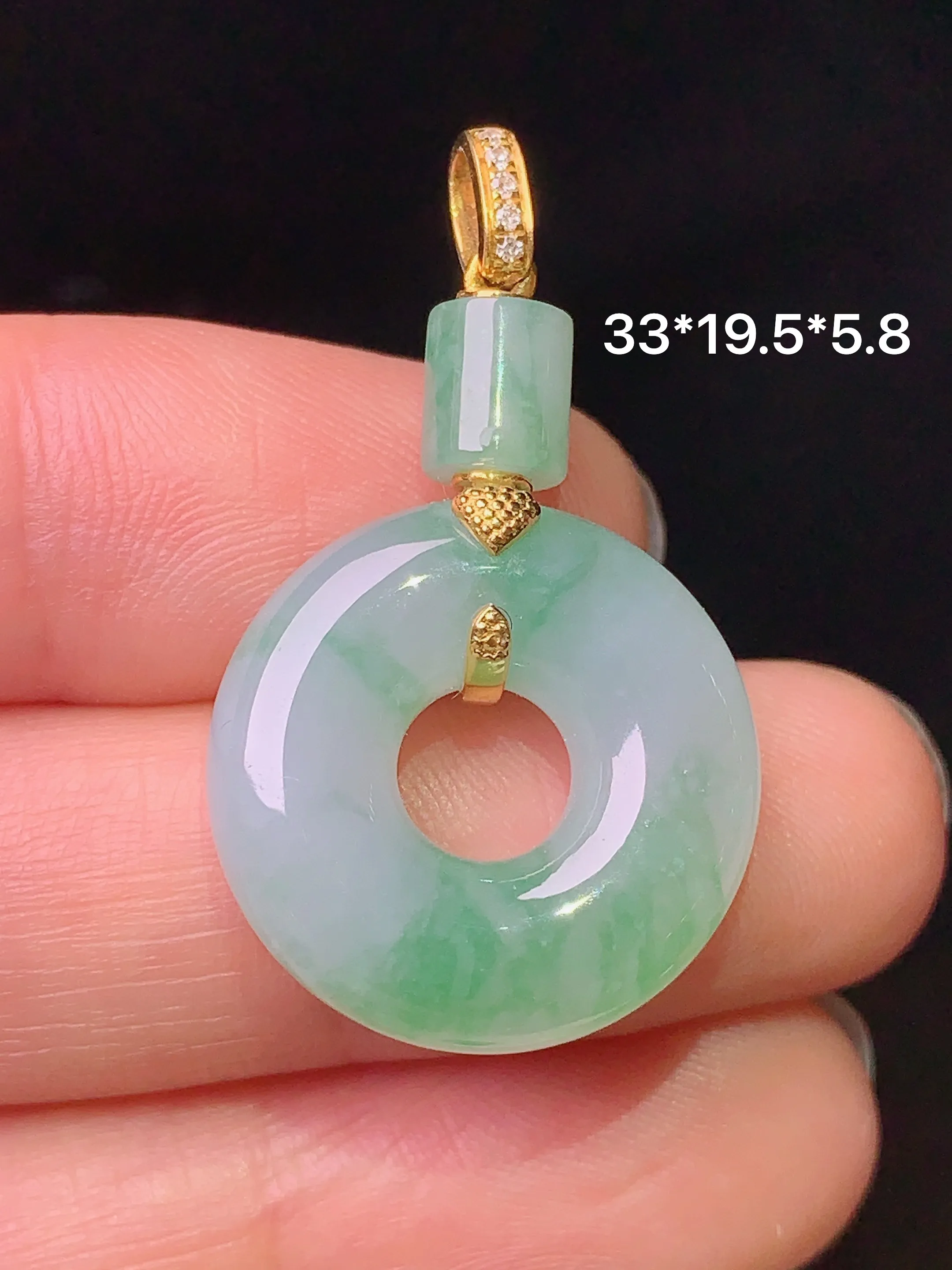 18k金钻镶嵌飘绿平安环吊坠 玉质细腻 色泽清新艳丽 整体尺寸33*19.5*5.8