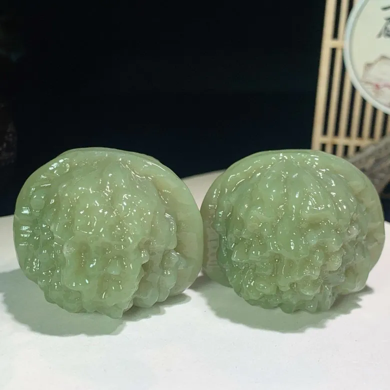 一对新疆且末蓝江山在握核桃把件。单个尺寸42/41/33.8/mm总重148克，玉质细腻油润 底色纯