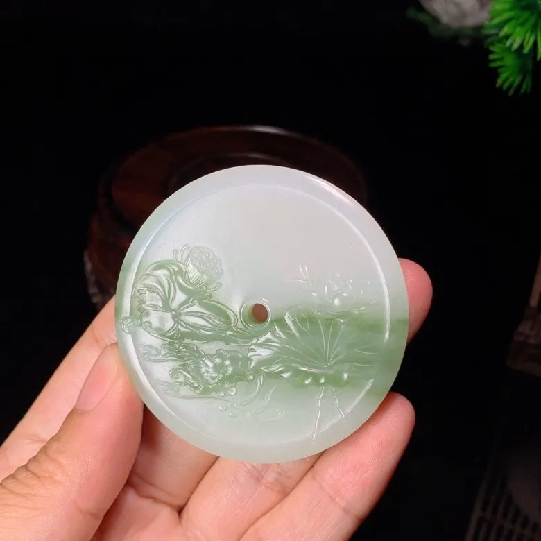 新疆和田玉且末兰翠花开富贵挂件。 尺寸55/6重45.5克 玉质细腻油润。手推出油。品相大气 lt250509
