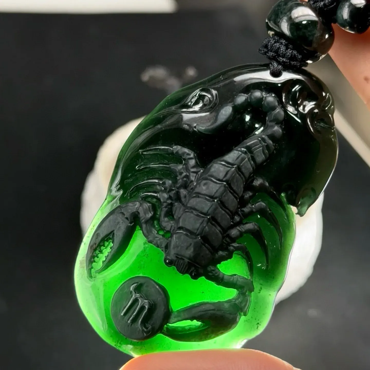 精品墨翠天蝎座 含墨翠珠链 种好色正 黑度极好 打灯通透 油性十