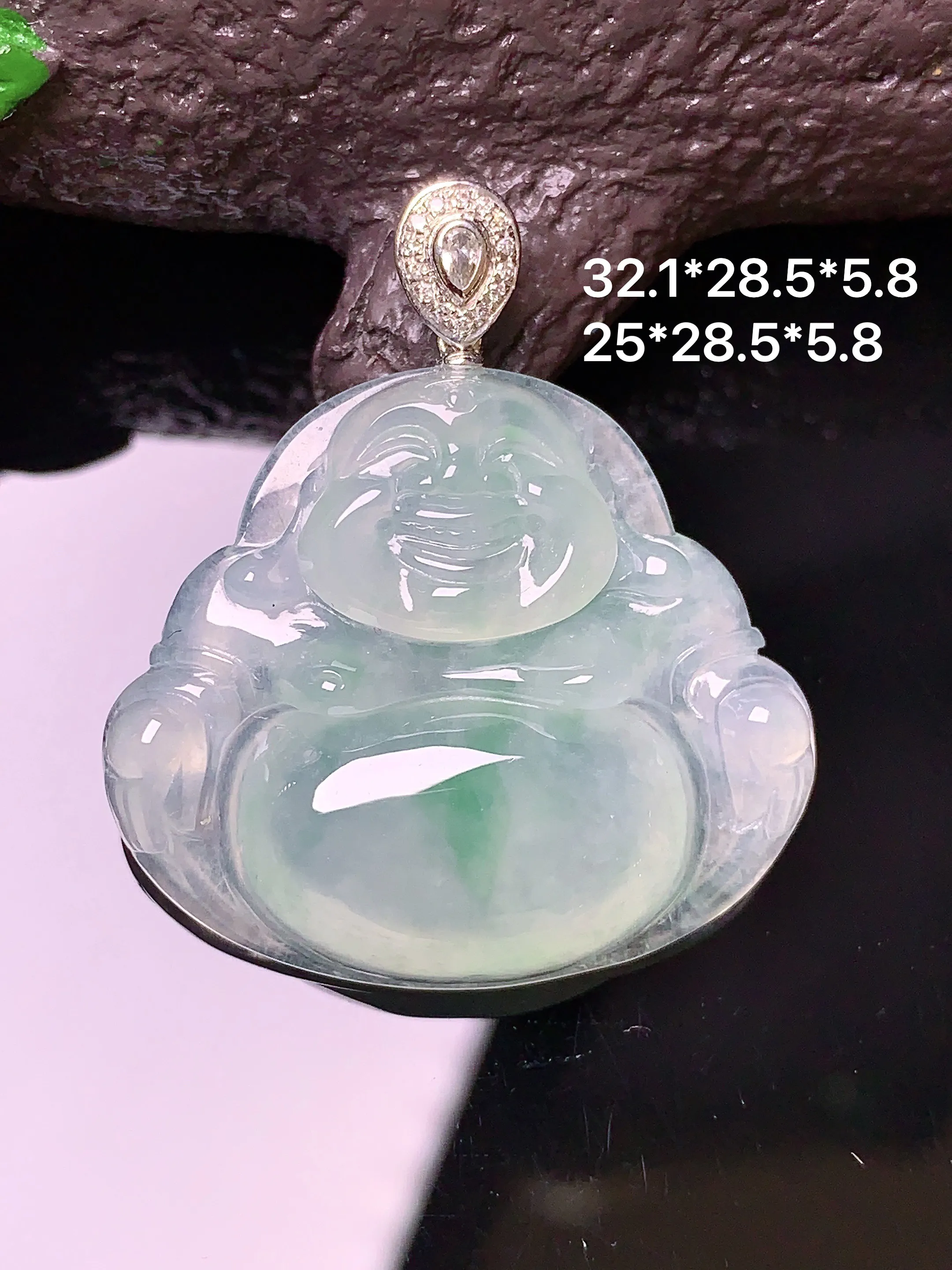 18k金钻镶嵌飘绿佛公吊坠 玉质细腻 色泽清新艳丽 整体尺寸32*28.5*5.8