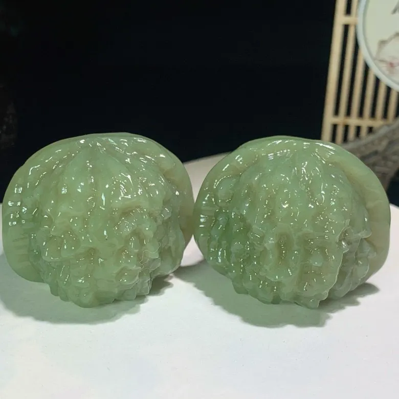 一对新疆且末蓝江山在握核桃把件。单个尺寸42/41/33.8/mm总重148克，玉质细腻油润 底色纯净 ，脂粉好，品质好！lt2504015