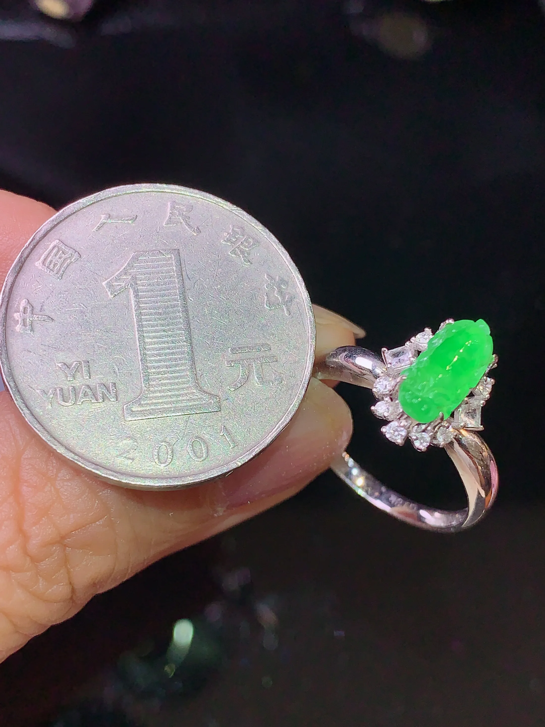 18k金钻镶嵌翠绿貔貅戒指 玉质细腻 色泽清新艳丽 圈口13.5 整体尺寸12*9.5*8.2