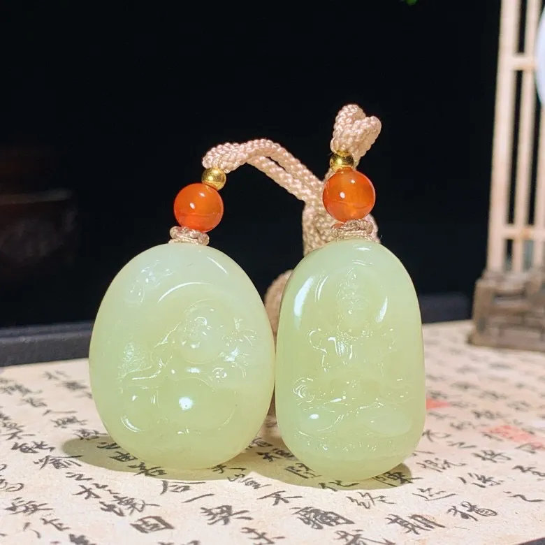 新疆若羌黄口料观音佛挂件。 单个尺寸27/23/11重25克 玉质细腻油润。手推出油。品相大气 lt250509