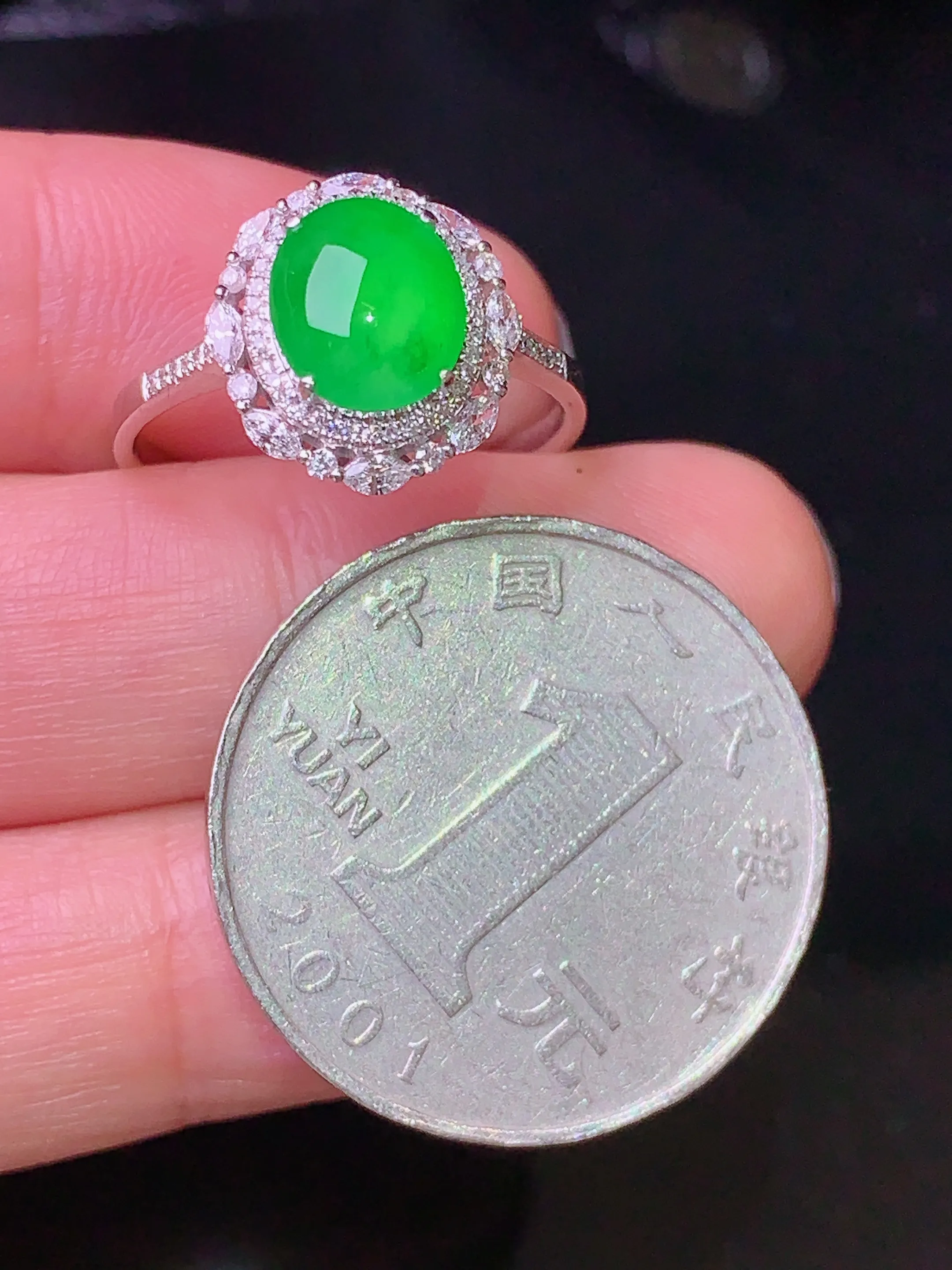 18k金钻镶嵌满绿蛋面戒指 玉质细腻 色泽清新艳丽 圈口14.5 整体尺寸12.6*11.7*7.3