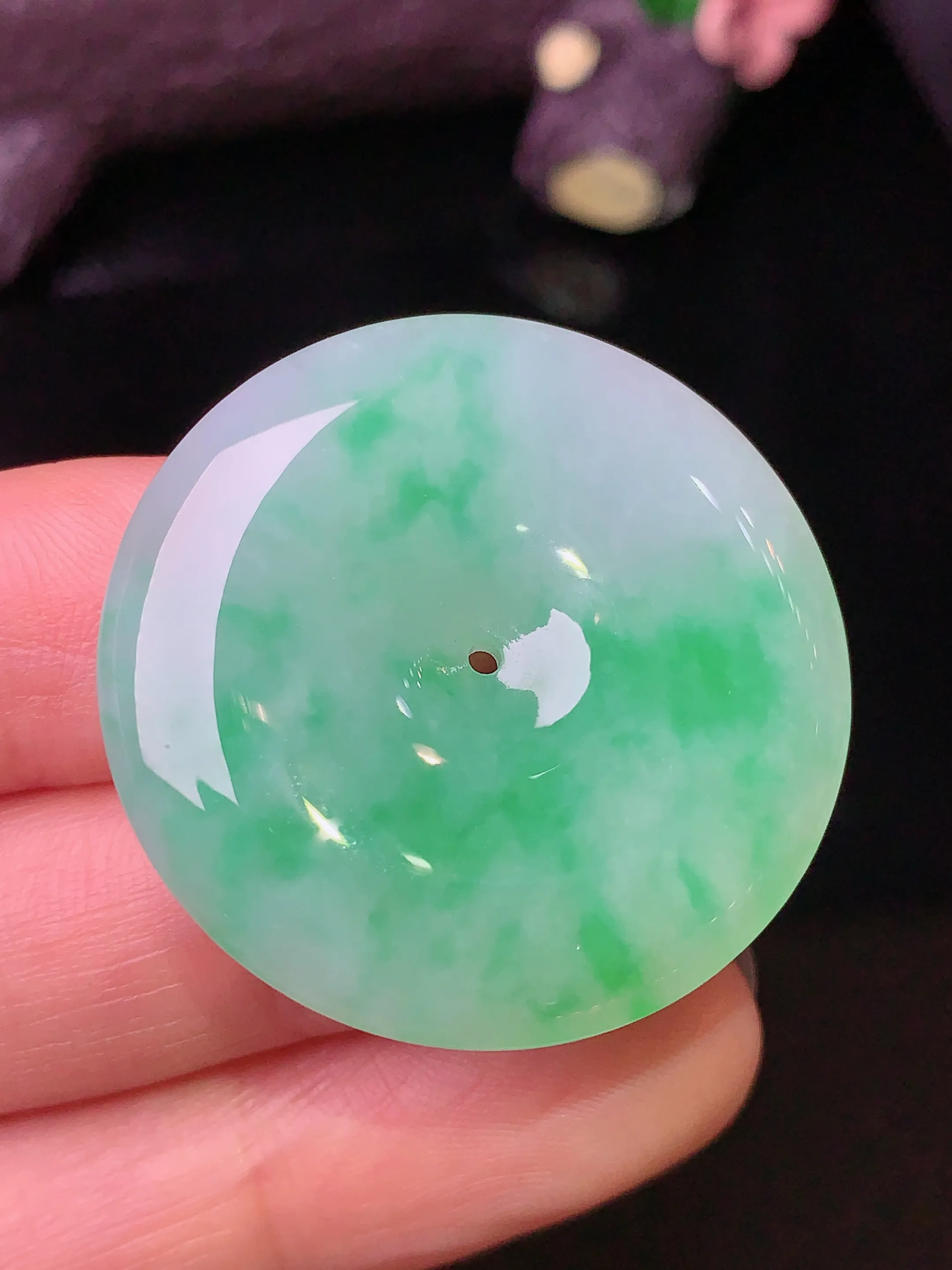 飘绿平安扣吊坠 玉质细腻 色泽清新 艳丽 整体尺寸31.8*5.7