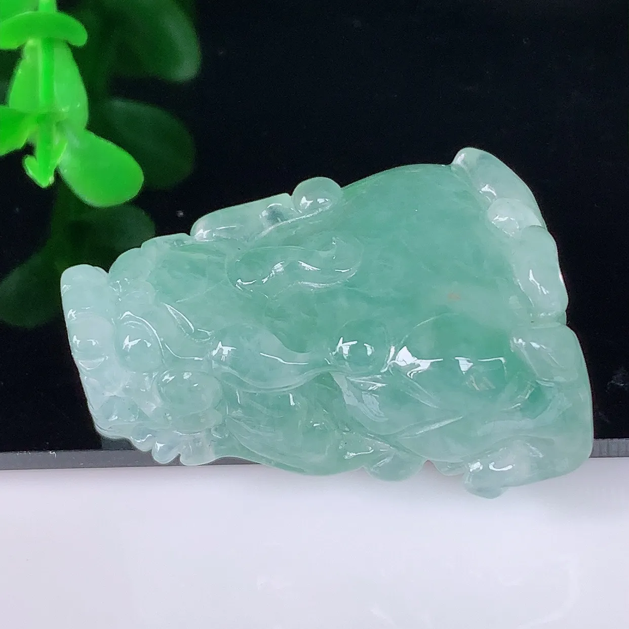 自然光实拍，冰润冰飘绿翡翠招财貔貅吊坠，民间有“一摸貔貅运程旺盛，再摸貔貅财运滚滚，三摸貔貅平步青云 ”的美好祝愿。#46.8