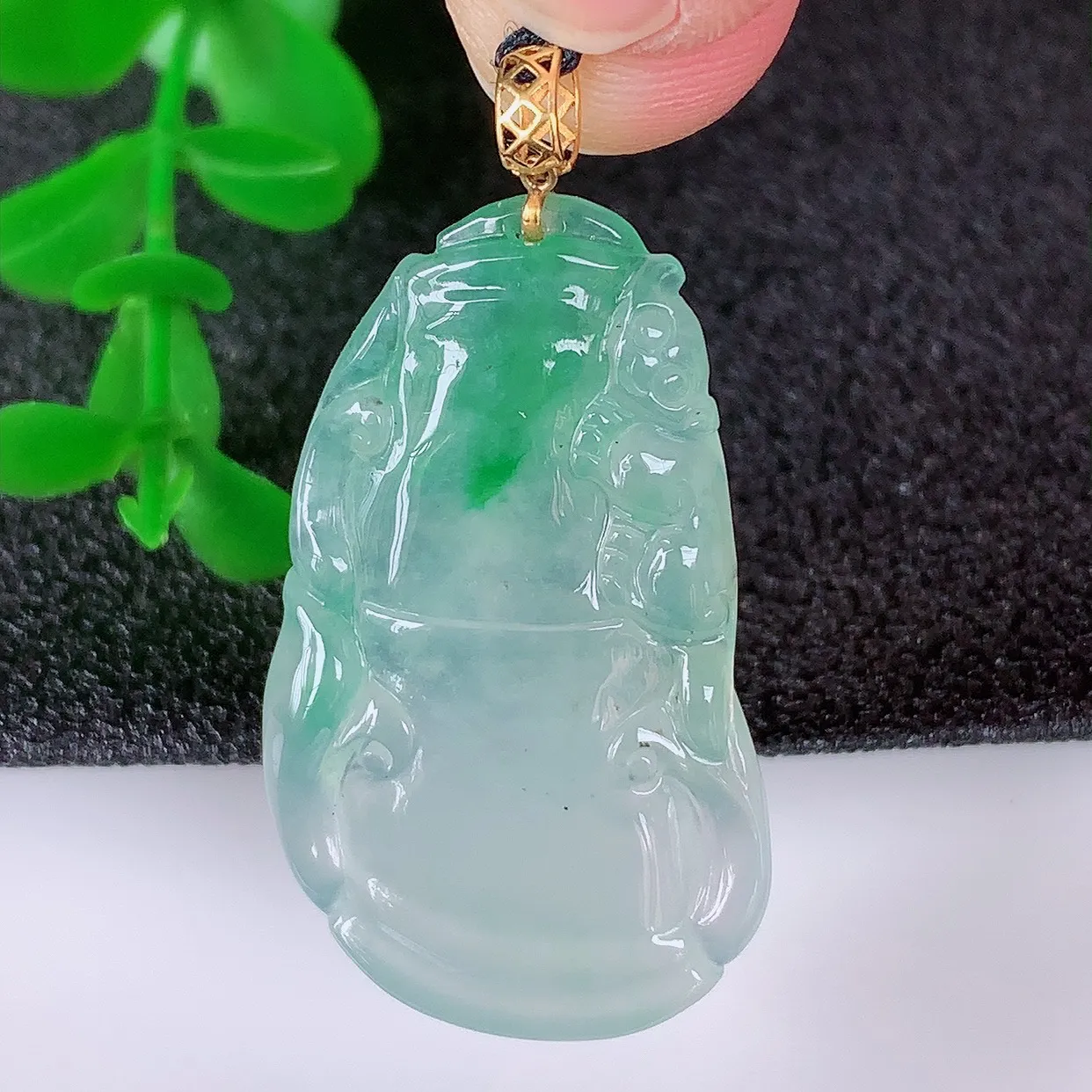 自然光实拍，18K金镶嵌冰种飘绿翡翠节节高竹节玉坠，款式时尚大方，竹节寓意好，佩戴事业，学业节节高升！#1.8整体38*裸石32*20*3.6
