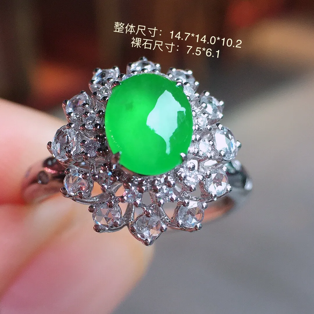 阳绿蛋面戒指，色泽均匀艳丽，玉质细腻，荧光感超
强，饱满水润，气质满满。18k
金豪华镶嵌