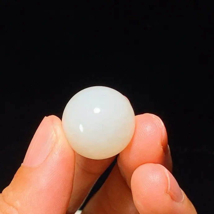 新疆且末糖转运珠挂件。 单颗尺寸18重9克 玉质细腻油润。手推出油。品相大气 lt250509