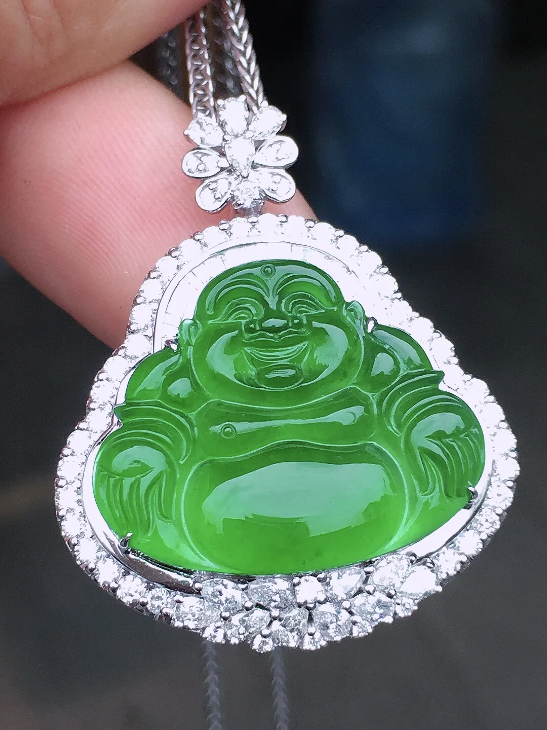 满绿佛公吊坠，色泽均匀浓郁，玉质细腻，荧光感超
强，饱满水润，气质满满。18k
金豪华镶嵌