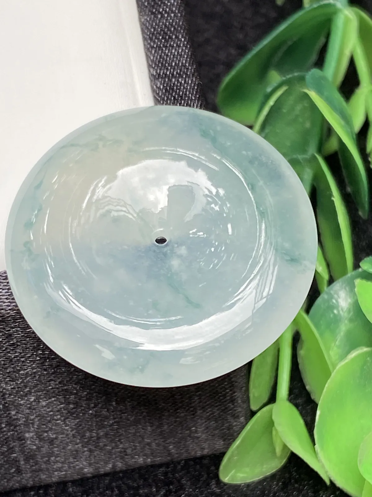 推荐【冰飘花平安扣】飘蓝花，无纹裂，水润，细腻，冰透起胶，品相佳～～比硬币大，佩戴尺寸刚刚好～～