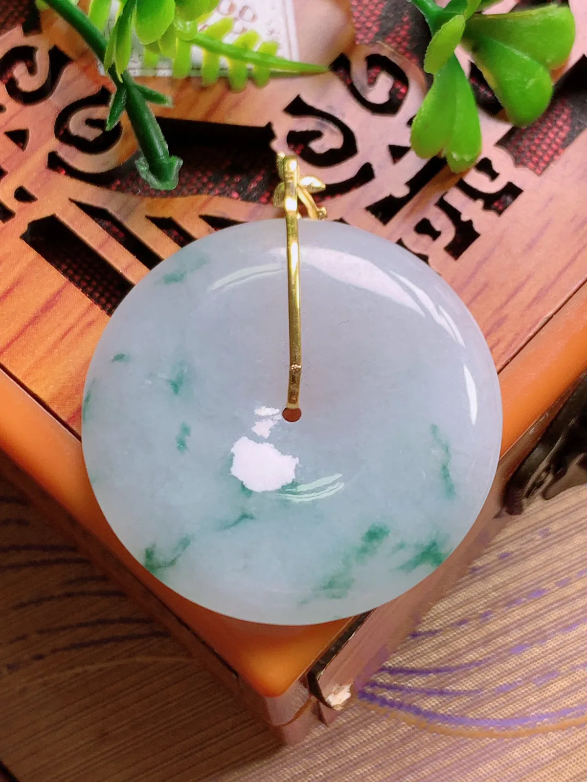 精品推荐，缅甸天然A货翡翠，18K金镶嵌冰种飘花平安扣吊坠，种水好，颜色鲜艳，玉质水润细腻，工艺精湛，佩戴效果更佳。