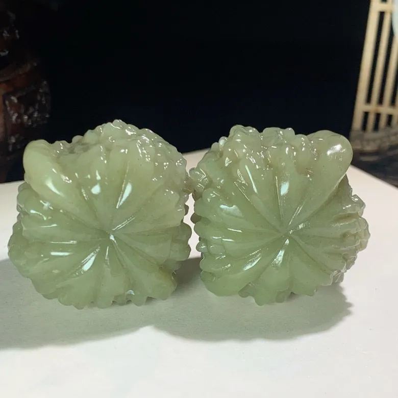 一对新疆且末蓝江山在握核桃把件。单个尺寸42/41/33.8/mm总重148克，玉质细腻油润 底色纯净 ，脂粉好，品质好！lt2504015