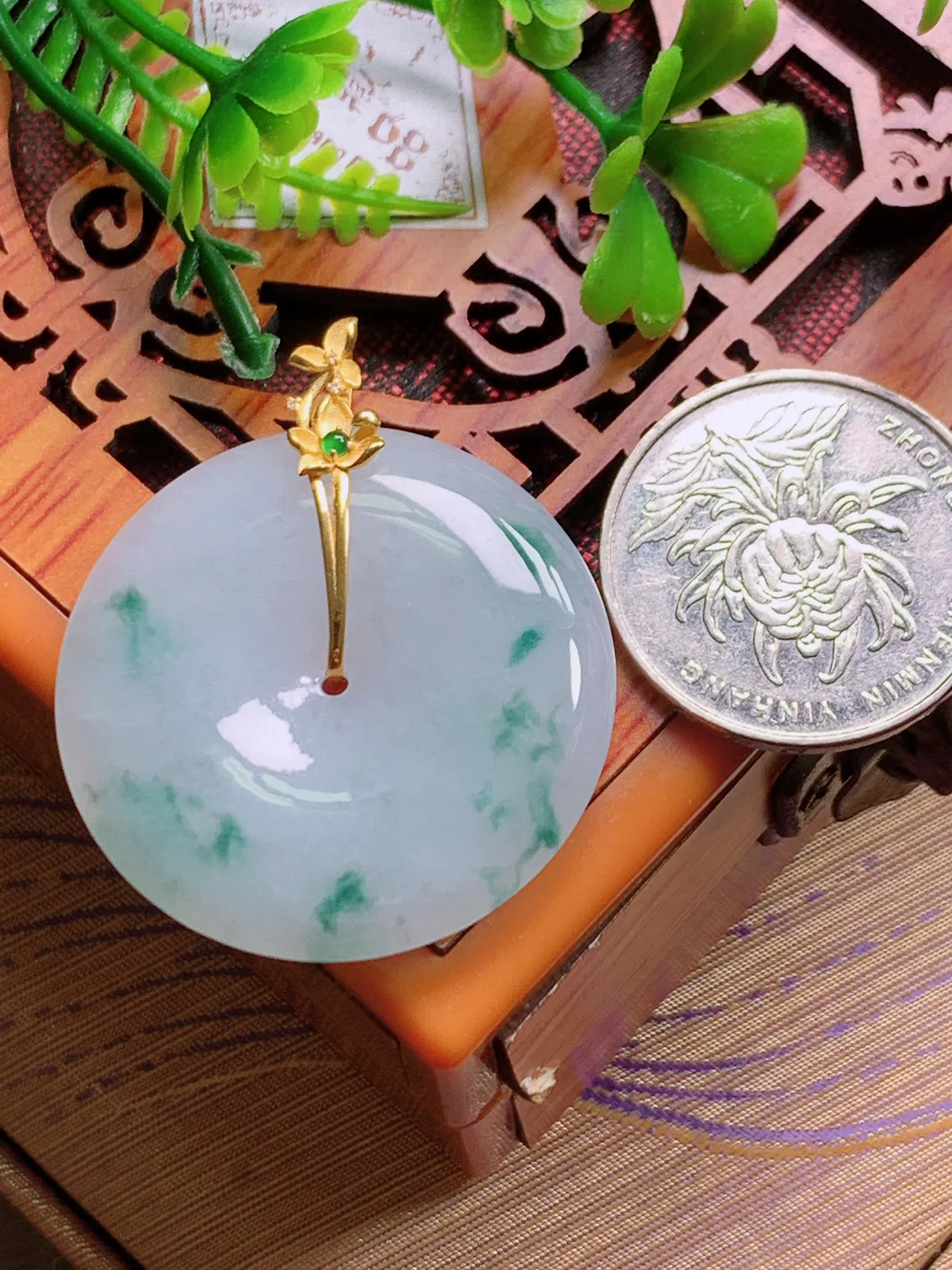 精品推荐，缅甸天然A货翡翠，18K金镶嵌冰种飘花平安扣吊坠，种水好，颜色鲜艳，玉质水润细腻，工艺精湛，佩戴效果更佳。