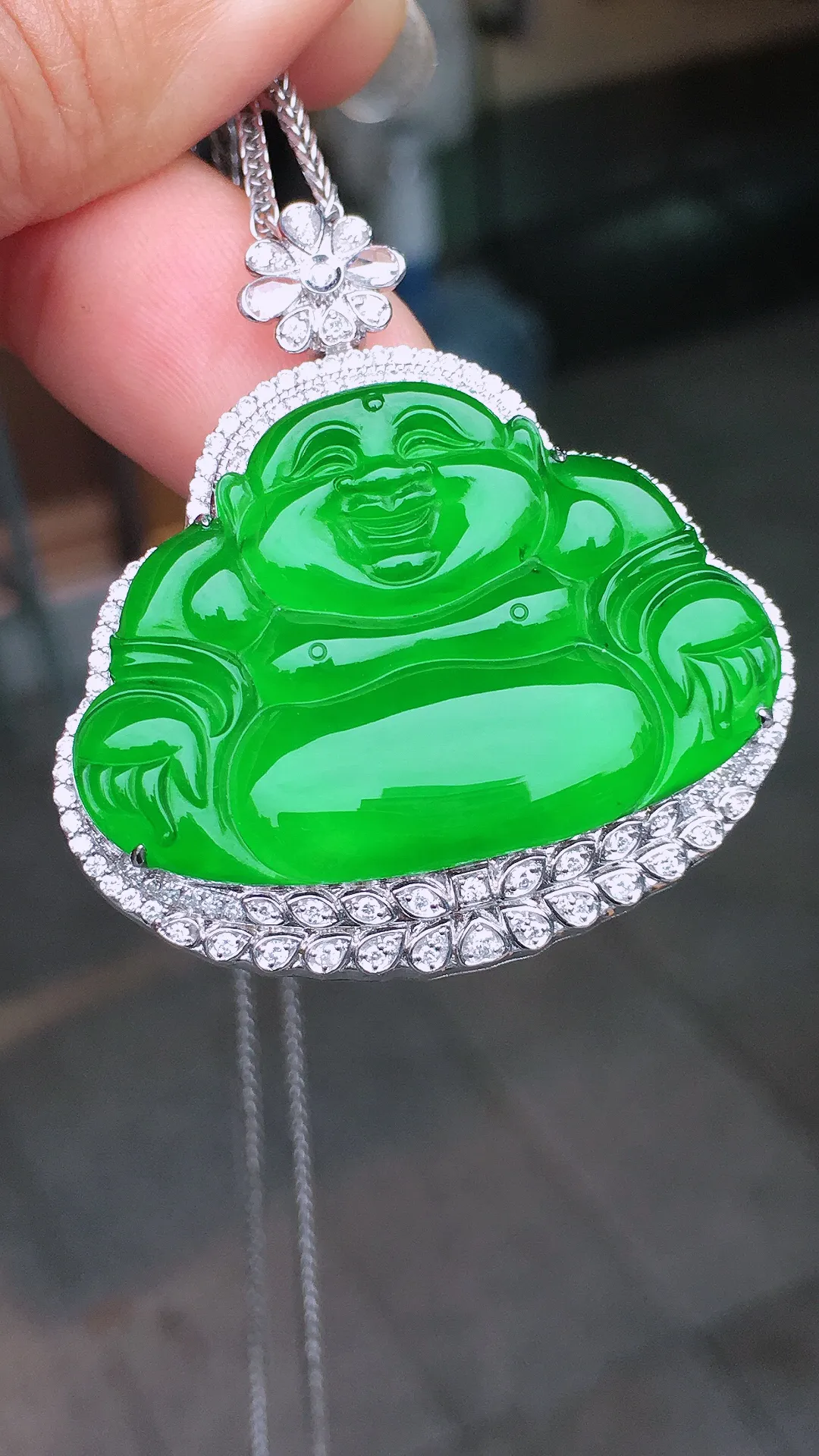 阳绿佛公吊坠，色泽均匀艳丽，玉质细腻，荧光感超
强，饱满水润，气质满满。18k
金豪华镶嵌