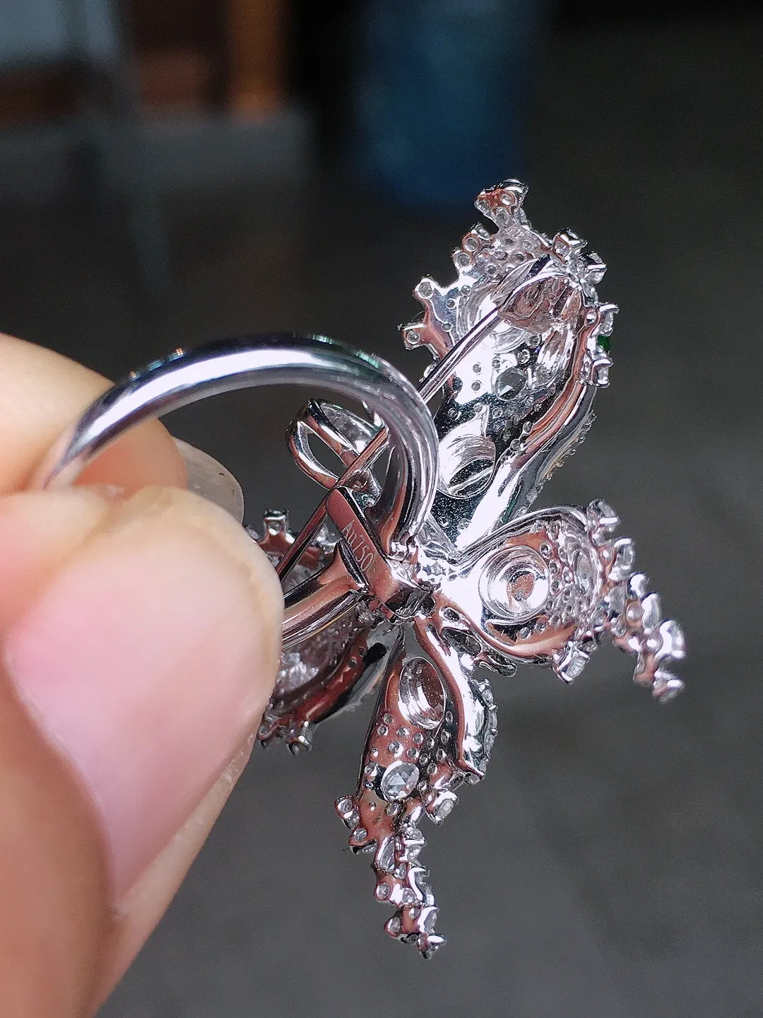 阳绿蛋面胸针/吊坠/戒指三用款，色泽均匀艳丽，玉质细腻，荧光感超
强，饱满水润，气质满满。18k
金豪华镶嵌