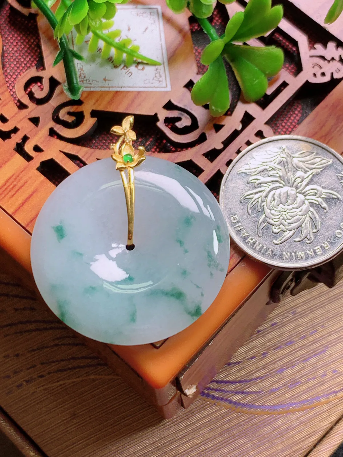 精品推荐，缅甸天然A货翡翠，18K金镶嵌冰种飘花平安扣吊坠，种水好，颜色鲜艳，玉质水润细腻，工艺精湛，佩戴效果更佳。