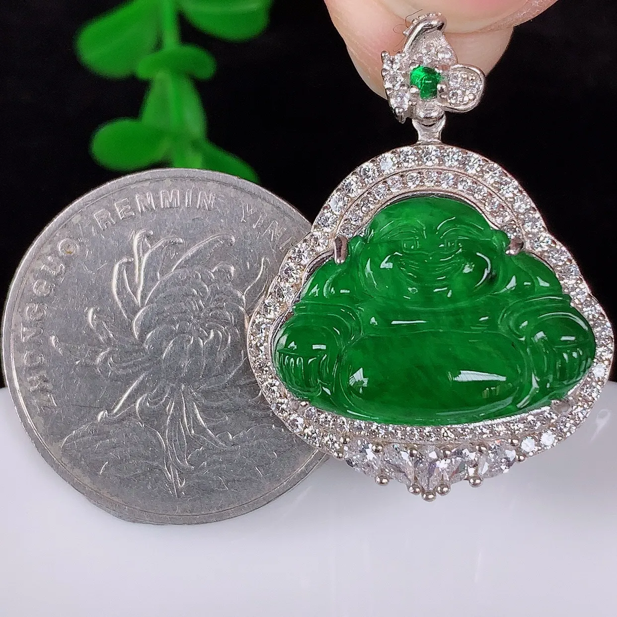 自然光实拍，冰透满绿翡翠925银镶嵌佛公吊坠，自然光实拍，翠色灵动，颜色漂亮，种老水足，品相佳，佩戴佳品！#97.8整体31*24*9.5裸石14.6*20.5