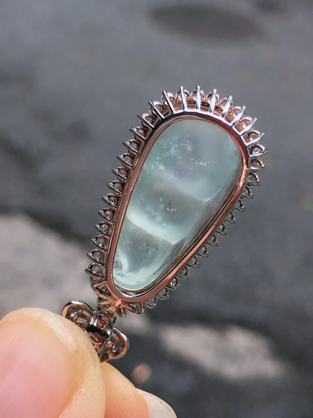 冰种福豆吊坠，玉质细腻，荧光感超
强，饱满水润，气质满满。18k
金豪华镶嵌