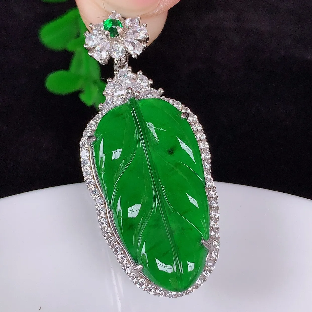 自然光实拍，冰透满绿翡翠925银镶嵌叶子吊坠，自然光实拍，翠色灵动，颜色漂亮，种老水足，品相佳，佩戴佳品！#97.8整体42*18*7.6裸石27*14.6