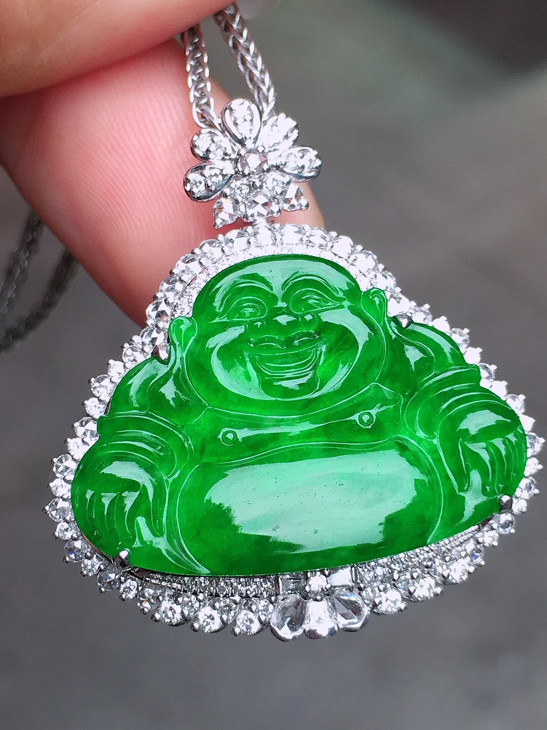阳绿佛公吊坠，色泽均匀艳丽，玉质细腻，荧光感超
强，饱满水润，气质满满。18k
金豪华镶嵌