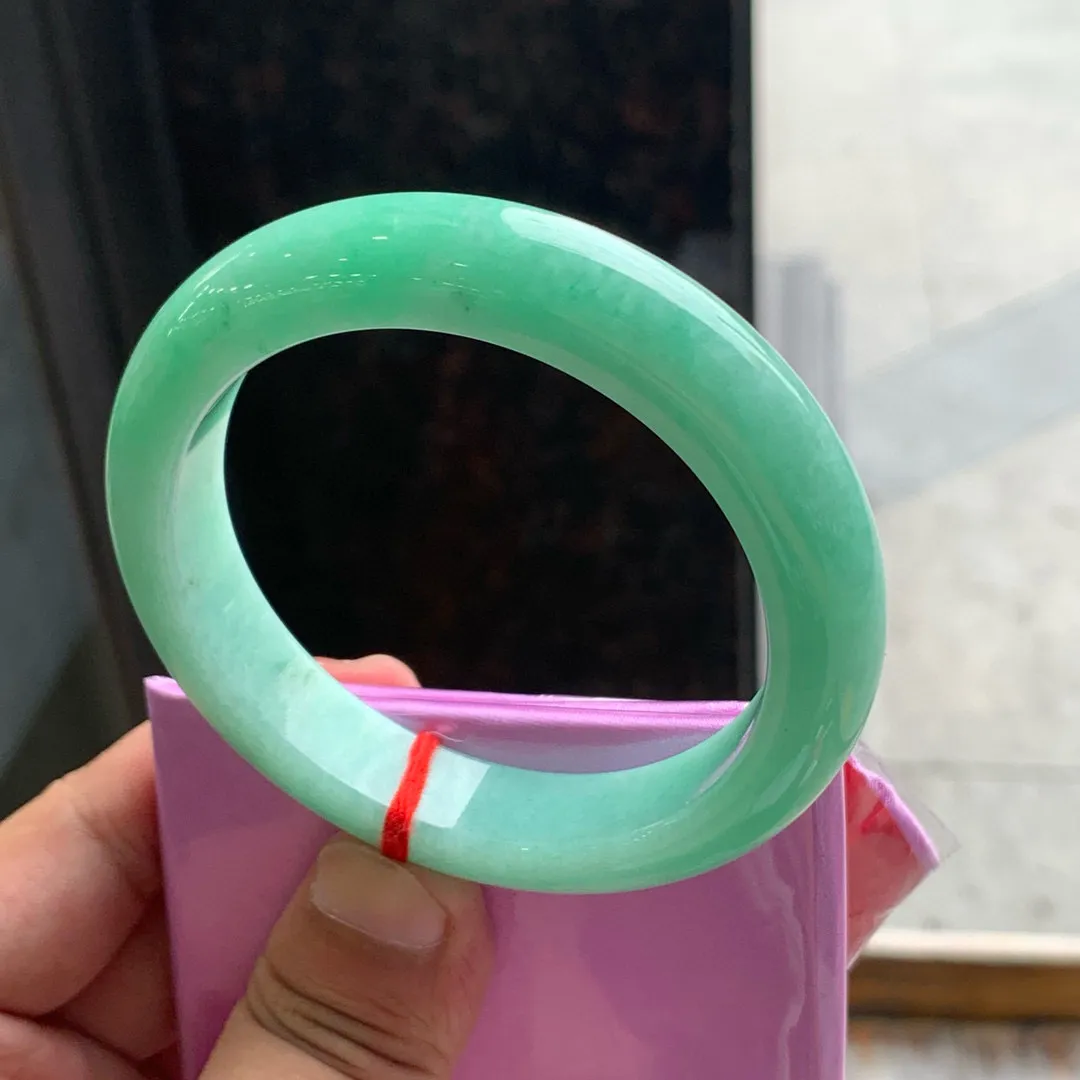 正圈满色阳绿 无瑕 尺寸:58.1/12.6/10 满绿🥰🥰