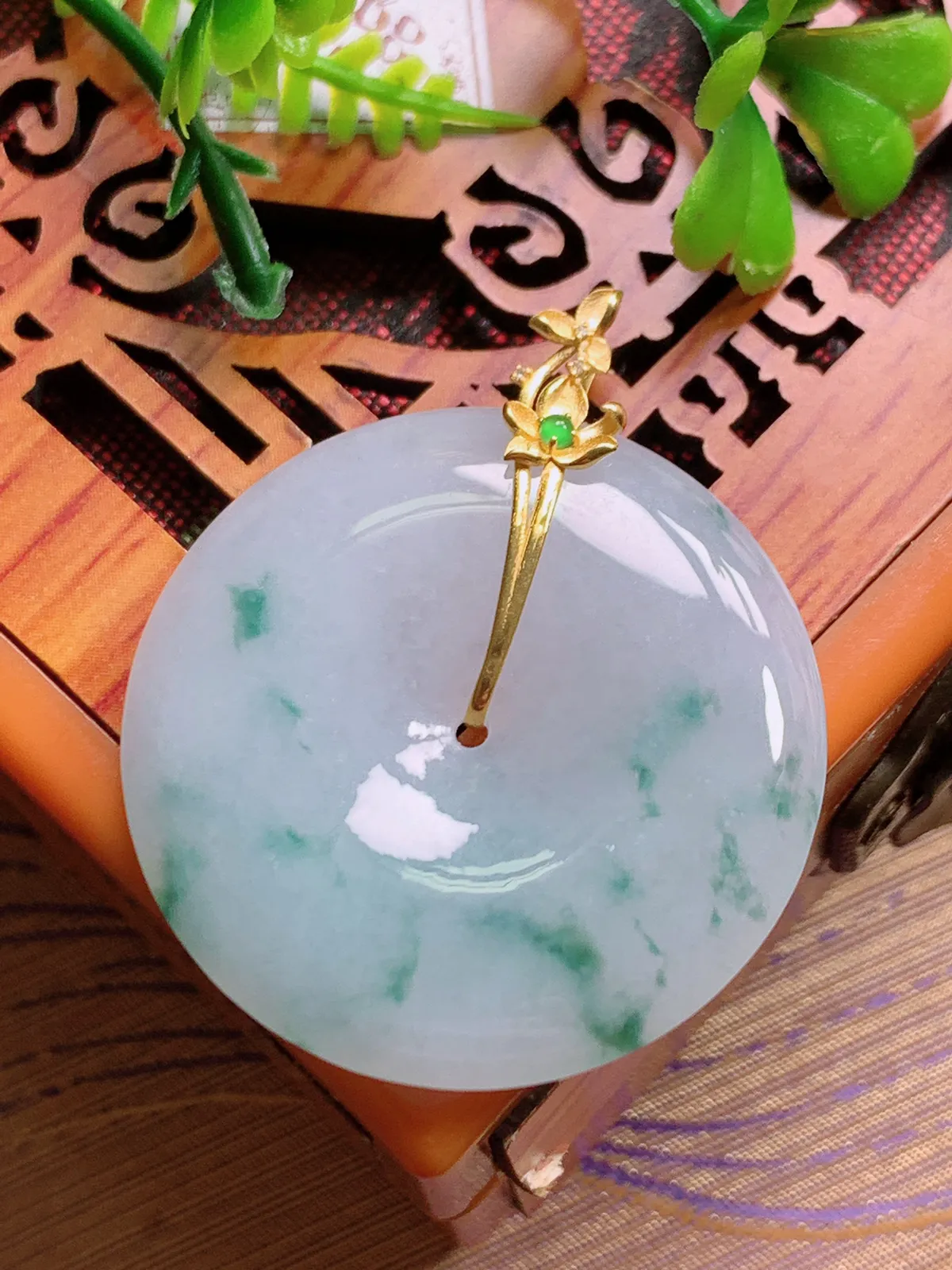 精品推荐，缅甸天然A货翡翠，18K金镶嵌冰种飘花平安扣吊坠，种水好，颜色鲜艳，玉质水润细腻，工艺精湛，佩戴效果更佳。