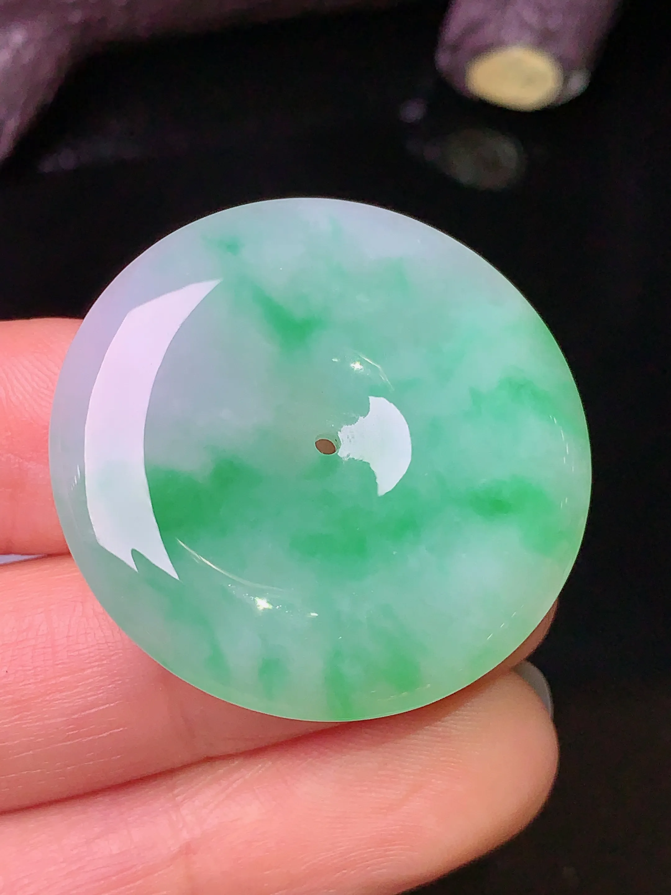 飘绿平安扣吊坠 玉质细腻 色泽清新 艳丽 整体尺寸31.8*5.7