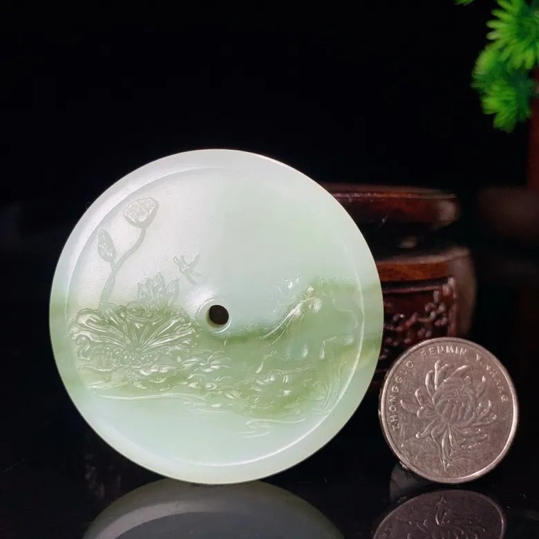 新疆和田玉且末兰翠花开富贵挂件。 尺寸55/6重45.5克 玉质细腻油润。手推出油。品相大气 lt250509