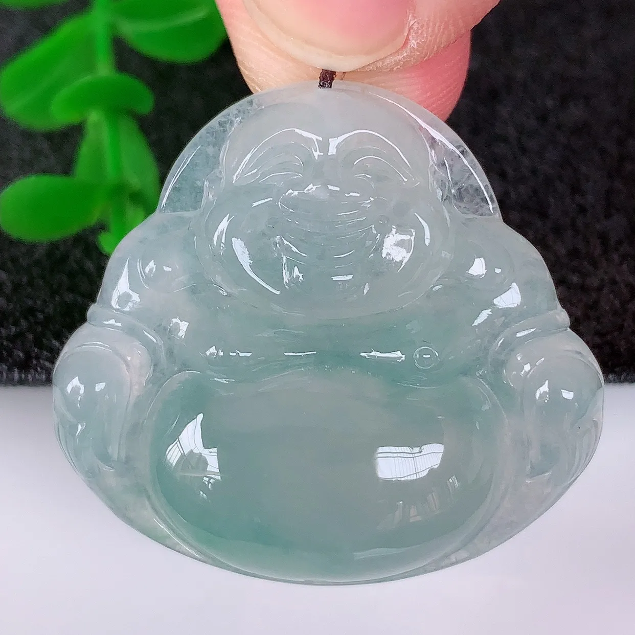 自然光实拍，冰润冰种飘花翡翠佛公吊坠，饱满， 佛公亦保平安，寓意有福（佛公）相伴，配戴优雅迷人！#0