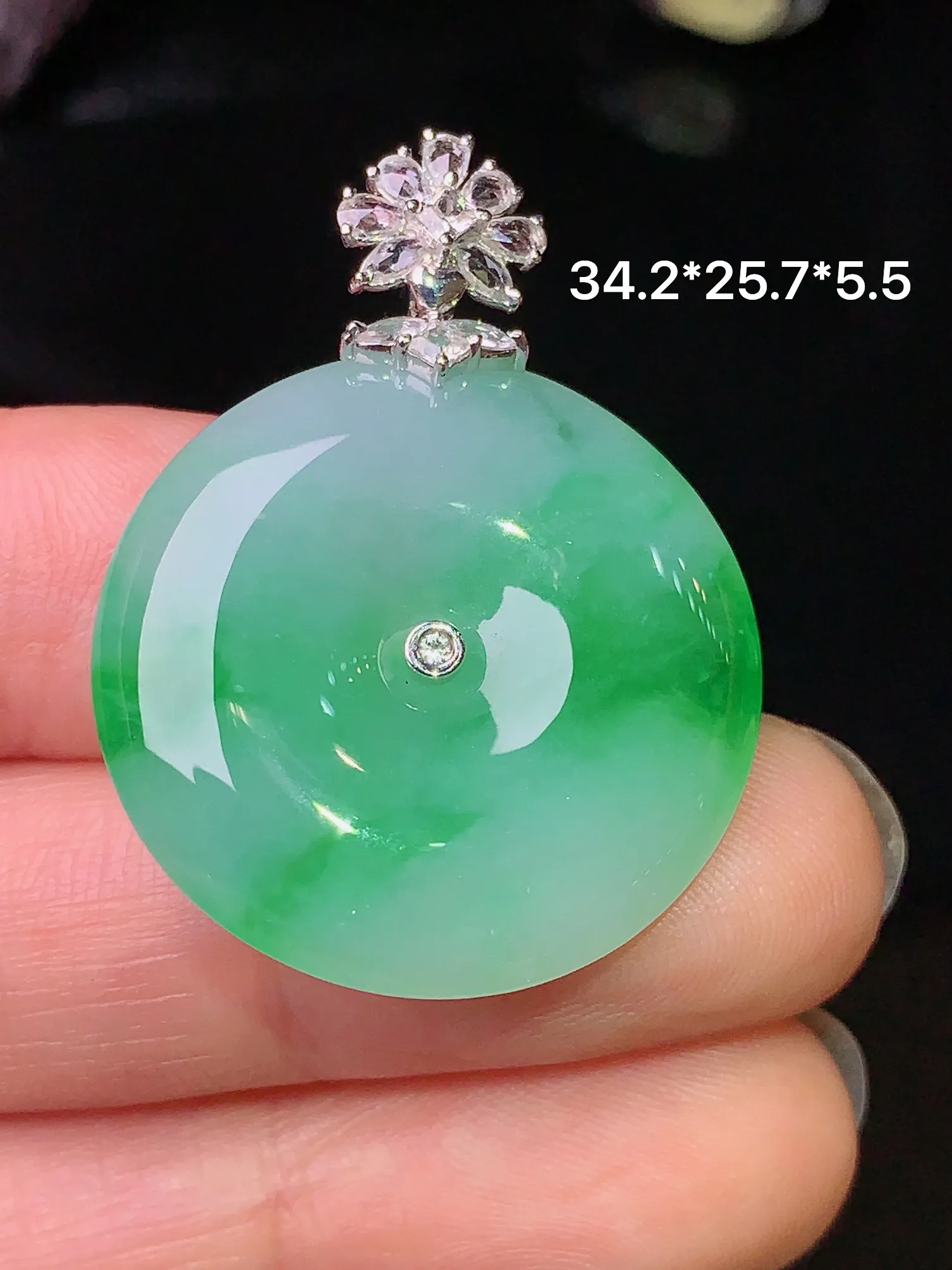 18k金钻镶嵌飘绿平安扣吊坠 玉质细腻 色泽清新艳丽 整体尺寸34.2*25.7*5.5