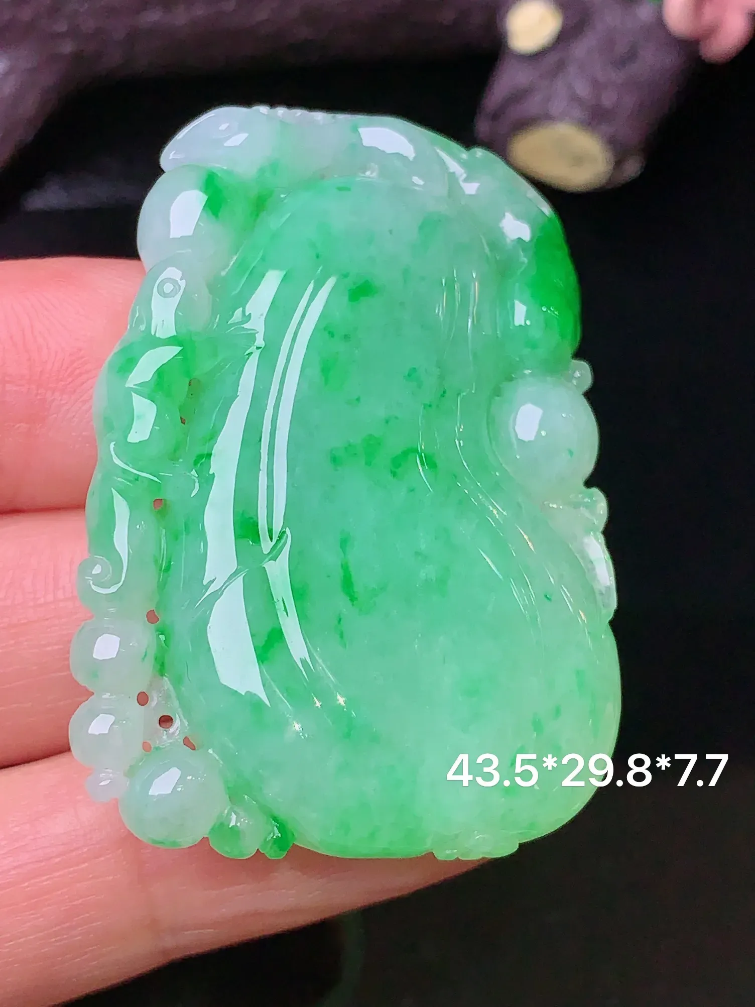 翠绿福瓜吊坠 玉质细腻 色泽清新艳丽 整体尺寸43.5*29.8*7.7
