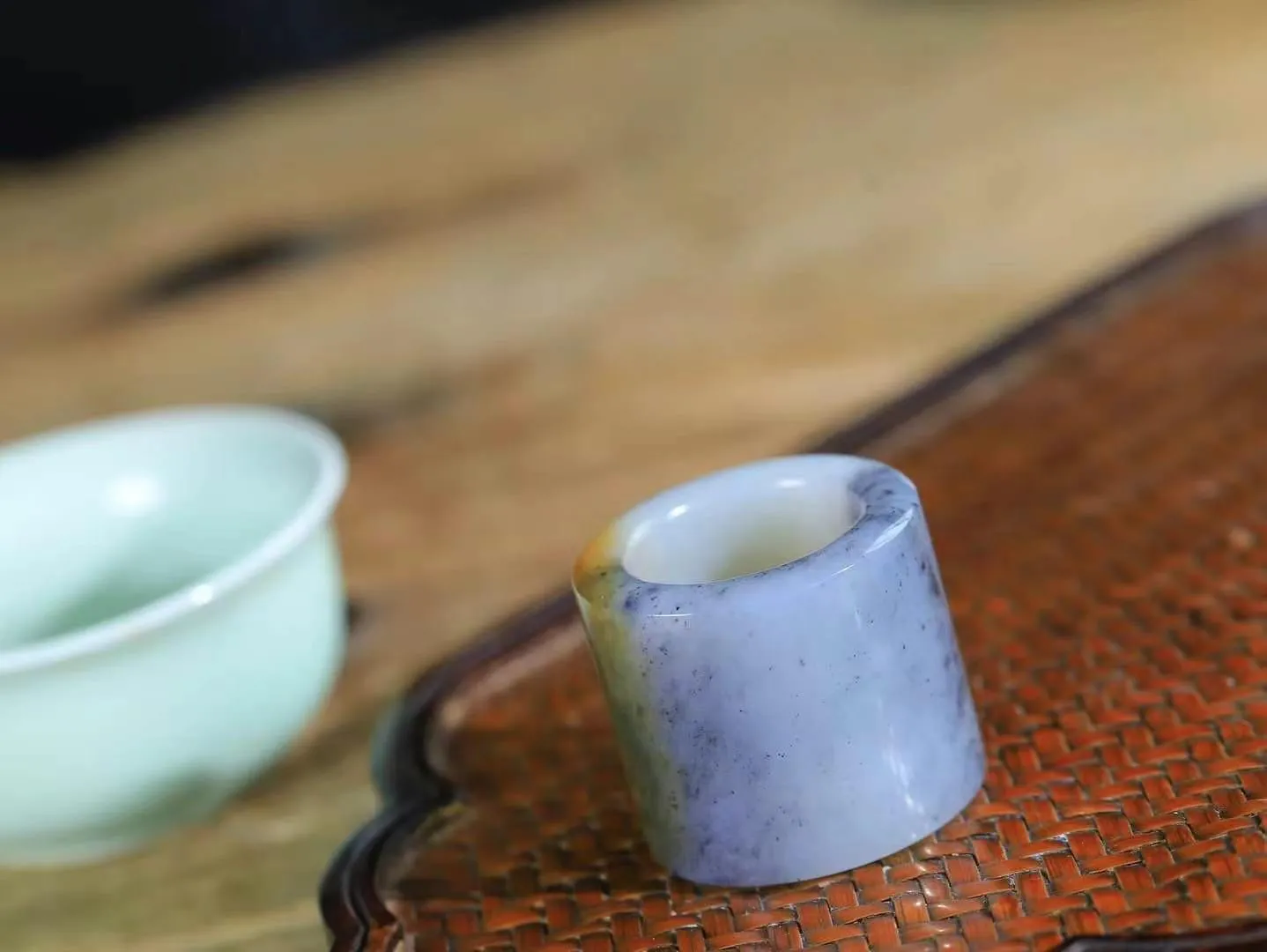 【古韵·扳指】

精品和田玉青花带糖扳指，玉质温润，油润感十足， 整器古韵生辉。优雅高贵。运筹帷幄于掌中，决胜于千里之外。
重43.4克 内径圈口22mm 尺寸30-5.7mm   FDL-3650942