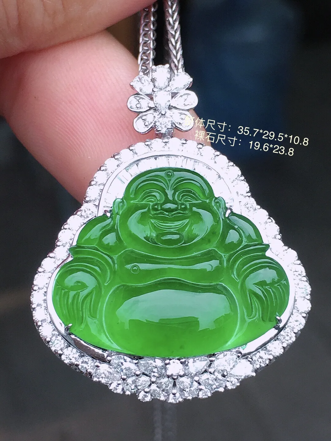 满绿佛公吊坠，色泽均匀浓郁，玉质细腻，荧光感超
强，饱满水润，气质满满。18k
金豪华镶嵌